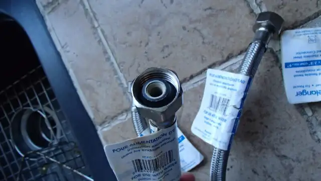 Flexible Stainless Steel Braided Hose Pipe Connector Tube in Bathwares in Gatineau - Image 8
