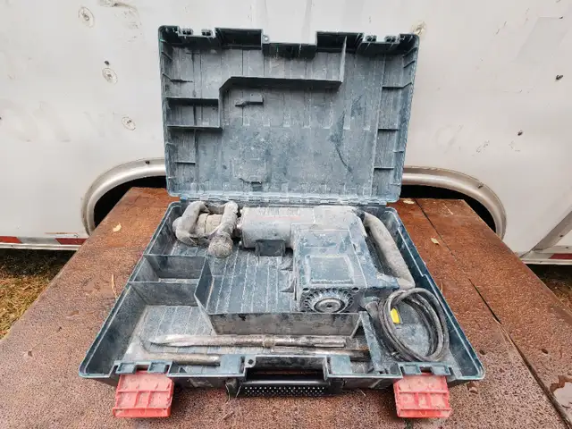 Bosch 11316 - SDS-max Demolition Hammer SKU: BOS11316 3 Bits in Power Tools in Windsor Region - Image 4