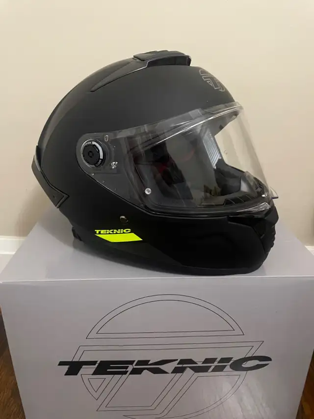 Teknic Full Face Motorcycle Helmet (Size M) in Motorcycle Parts & Accessories in Hamilton - Image 4