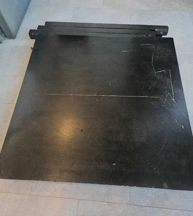 Table haute et 2 tabourets hauts in Dining Tables & Sets in Laval / North Shore - Image 3