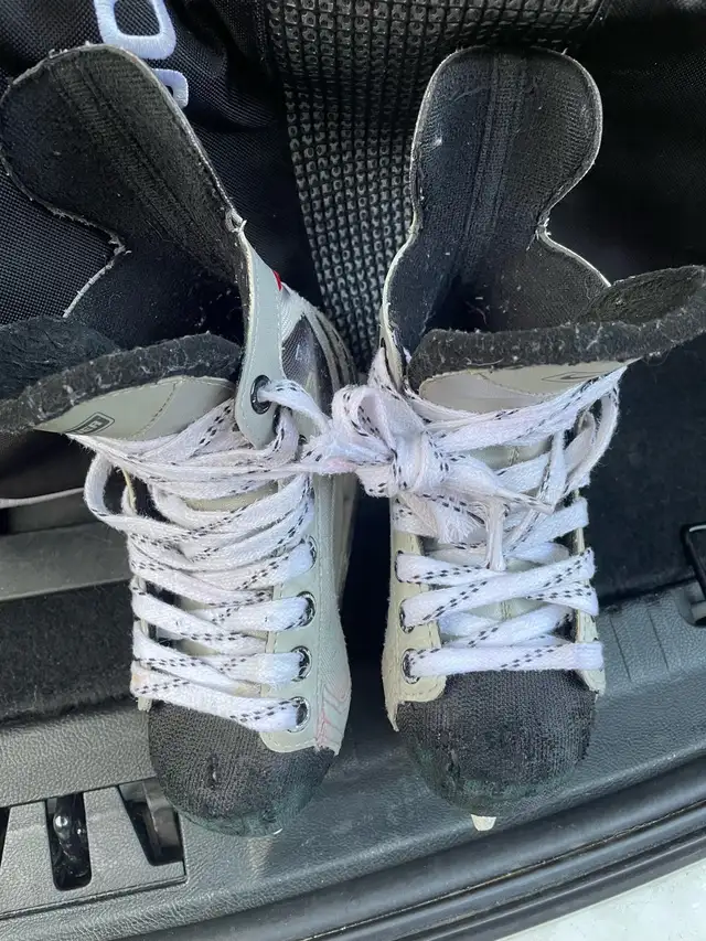 Youth Bauer ice hockey skates size 11 kids Bauer , sharpene in Skates & Blades in Markham / York Region - Image 4