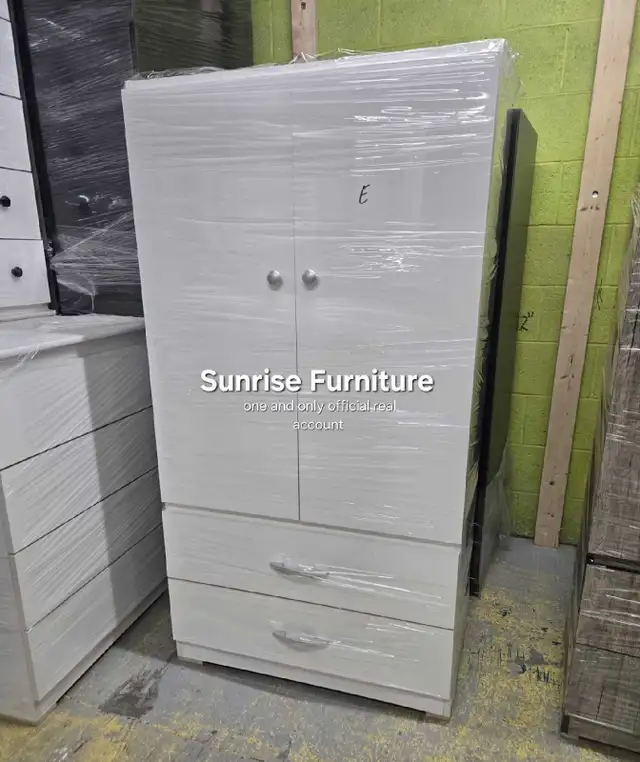 Wardrobe in Dressers & Wardrobes in Mississauga / Peel Region - Image 2