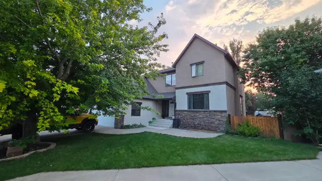 8 Beds 4 Baths - House - Nobleford, Alberta
