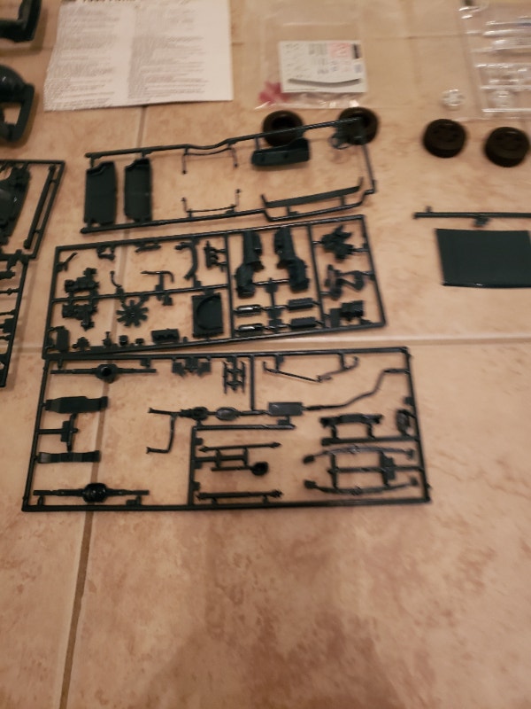 1994 Lindberg Ford Explorer plastic model kit Hobbies & Crafts