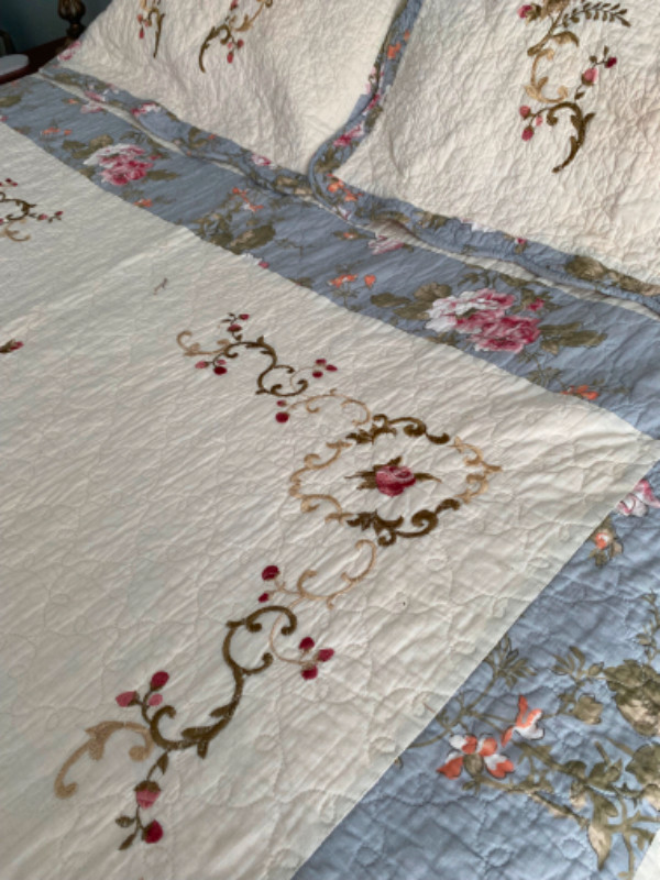 HOMETRENDS Double Bed ‘Roses’ Quilt & 2 Pillow Shams - 88” x 88” in Bedding in Charlottetown - Image 4