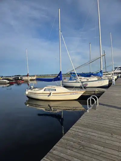 Reduced price by $500 - if purchased before lift-out. The Sandpiper is a perfect family sailboat, sa...