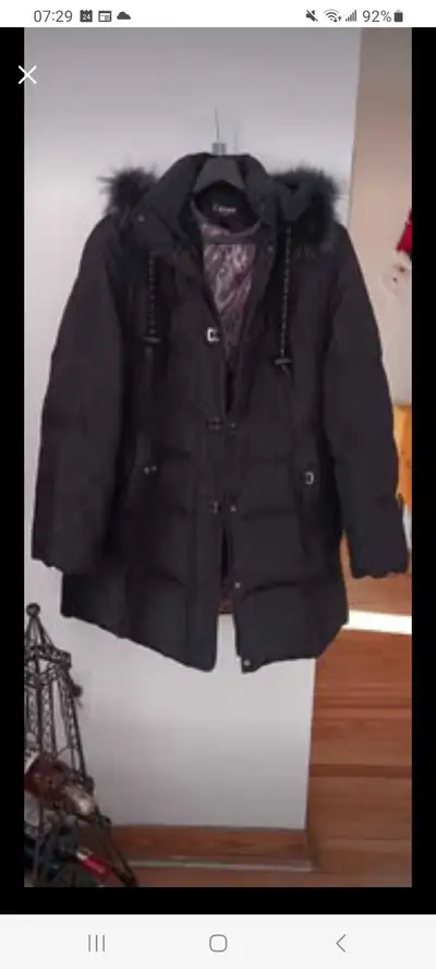 Manteau fourré de plumes généreusement . Grandeur large femme., View more