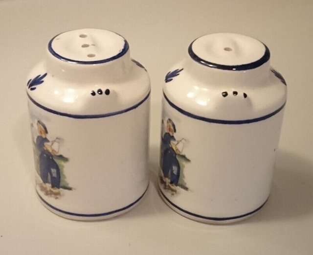 Vintage Rare Delft Blue Milk Can  Shaped Salt & Pepper Shakers in Arts & Collectibles in Oshawa / Durham Region - Image 4