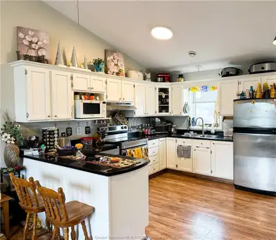 3 Beds 1 Bath House: 49 Galbraith Cres