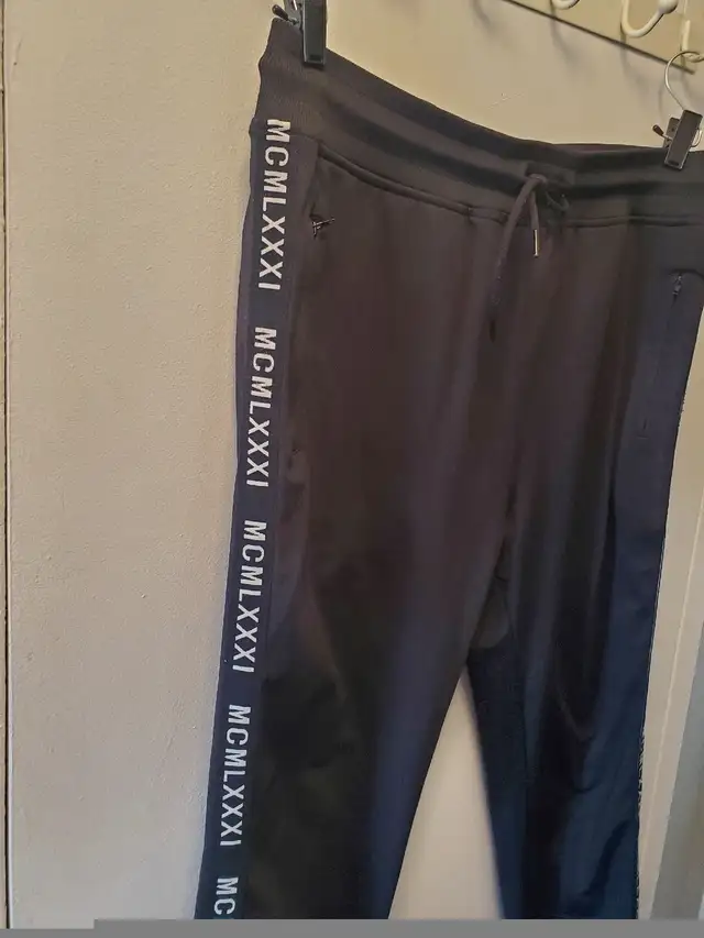 Men's  Guess Sweatpants  in Men's in Mississauga / Peel Region - Image 3