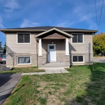 Mainfloor unit 3 bedroom 2 bathroom. Quite street ,centrally located