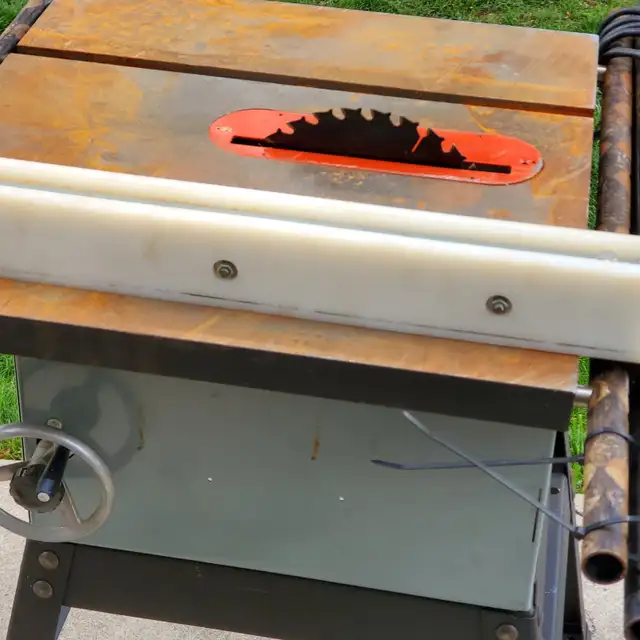 DELTA TABLE SAW in Power Tools in Hamilton - Image 3