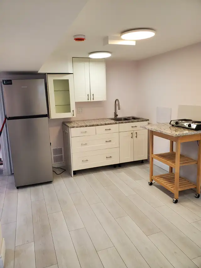 1 Bed  OFFICE Large, Clean, Bright, Priv Ent.