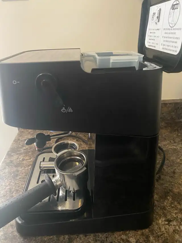 Delonghi Espresso Machine in Coffee Makers in London - Image 3