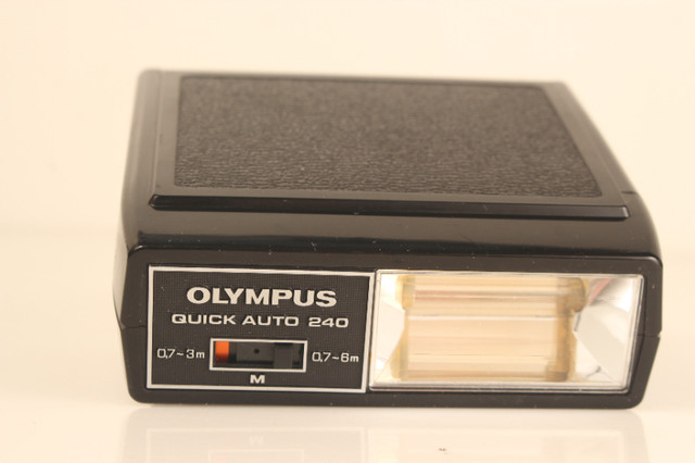 Olympus Quick Auto 240 Shoe Mount Flash for film cameras in Cameras & Camcorders in City of Toronto