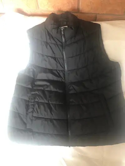 GAP women’s puffer vest, View more