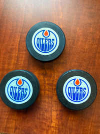 Vintage hockey puck set + Oilers