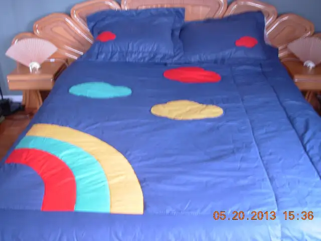 Couvre lit/ bedspread double Arc en Ciel/taies/jupe en Chintz in Bedding in Longueuil / South Shore - Image 3