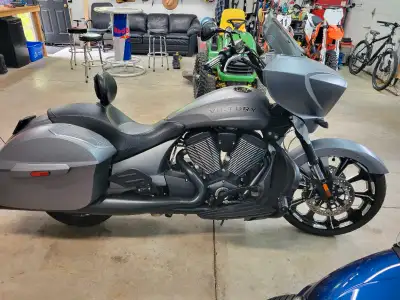 Selling my 2016 Victory Magnum The bike in a 10 out of 10 showroom condition with 21,000 original Ki...