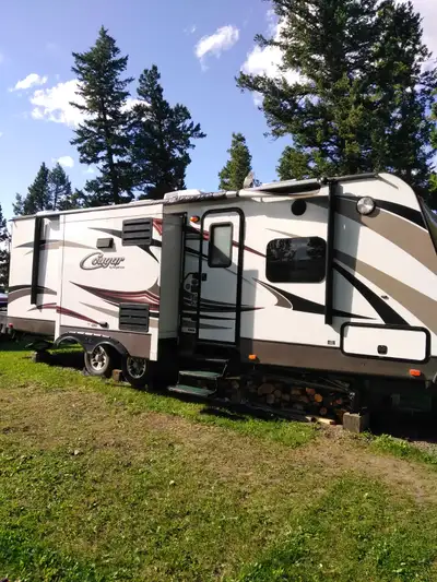 Impeccably maintained by Chemo RV at 100 mile house. Model 26rb1we 1/2 ton towable. Double slide bum...