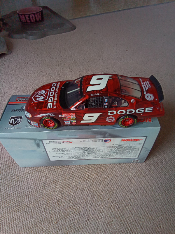 Clear Red Dodge Intrepid Race Car in Arts & Collectibles in Kingston - Image 3