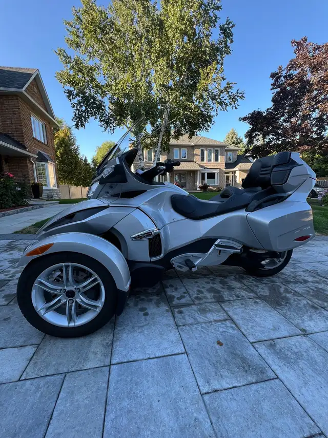 2010 CanAm Spyder RT, 5 Speed Manual, Low kms in Touring in Mississauga / Peel Region - Image 4