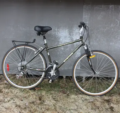 Vélo urbain 21 vitesses. Hybrid bicycle (rear rack & suspension), View more