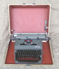 1953 OLYMPIA SM3 DE LUXE MANUAL TYPEWRITER GERMANY SERVICED MINT
