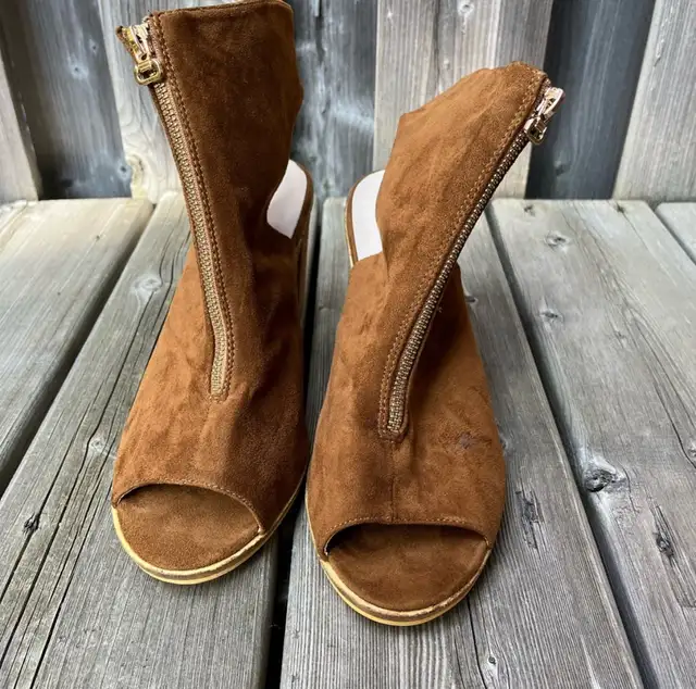 Catherine Malandrino Brown Suede High Heel Block Sandals Size 10 in Women's - Shoes in Barrie - Image 6