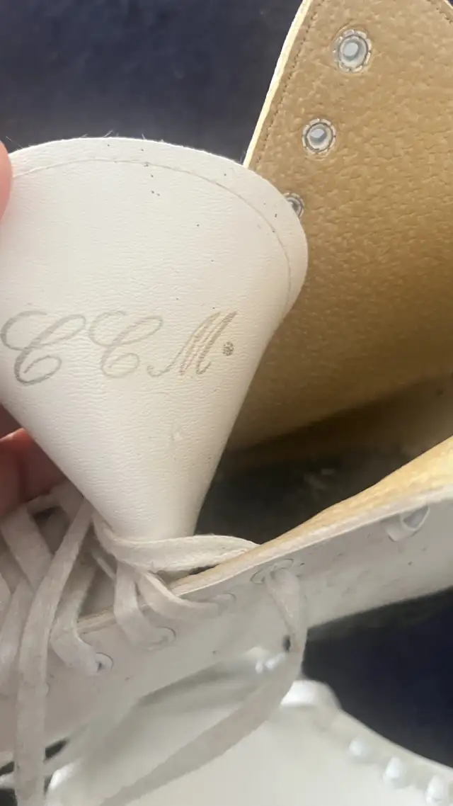 Ice Skates, Ladies Size 10.5 in Skates & Blades in Oshawa / Durham Region - Image 3