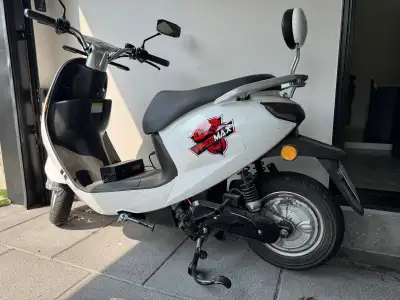 Vespa ViperMax in white with charging unit Only used for one season then stored, in good condition w...
