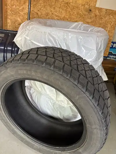4 pneus d’hiver Blizzak (Bridgestone) 265/50/R20 Ils n’ont servis qu’un hiver (Pas usés - J’ai vendu...