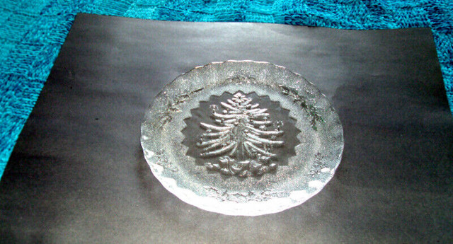 VINTAGE GLASS CHRISTMAS PLATTER in Kitchen & Dining Wares in Mississauga / Peel Region - Image 4