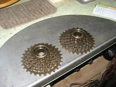 2 anciennes cassettes Shimano (Vélo), View more