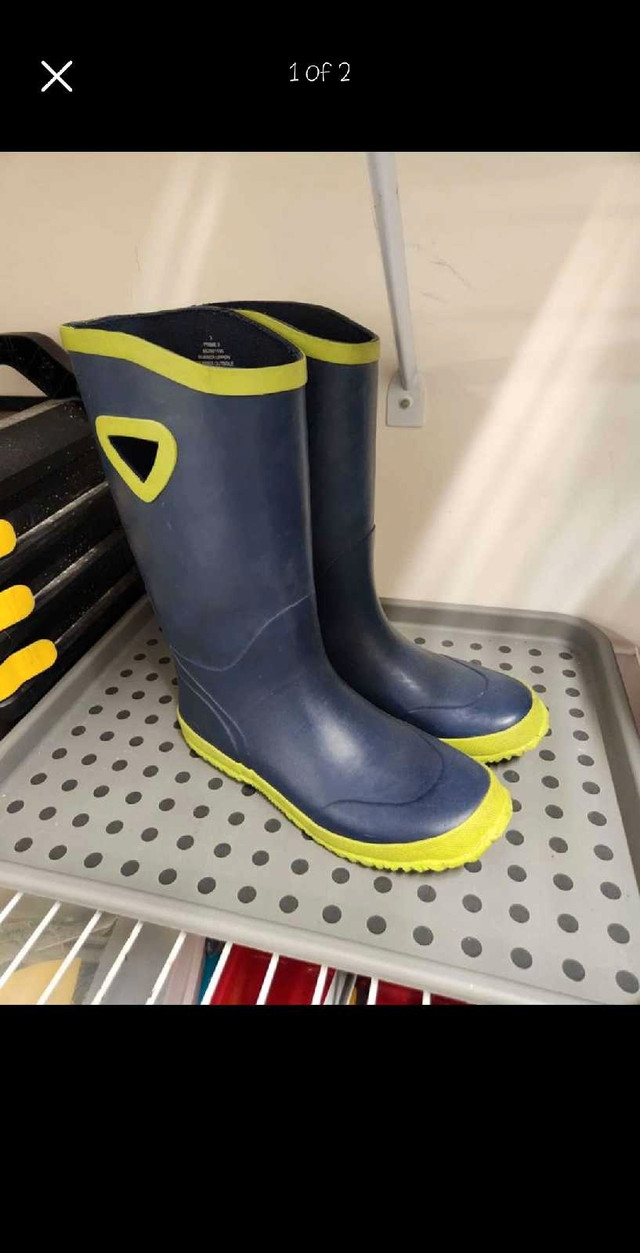 Element rain boots youth size 3 in Kids & Youth in Vernon