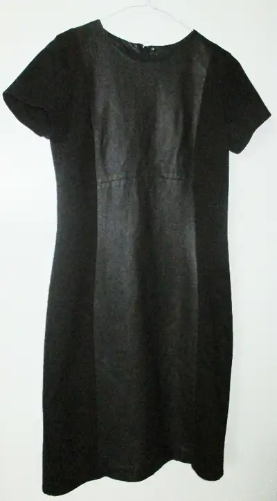 (DFU-002) Women’s Danier  Leather Dress Size Small, View more