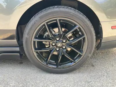 Cette Ford Mustang GT 2011 décapotable grise, équipée d'un puissant moteur 5.0L, est une occasion ex...