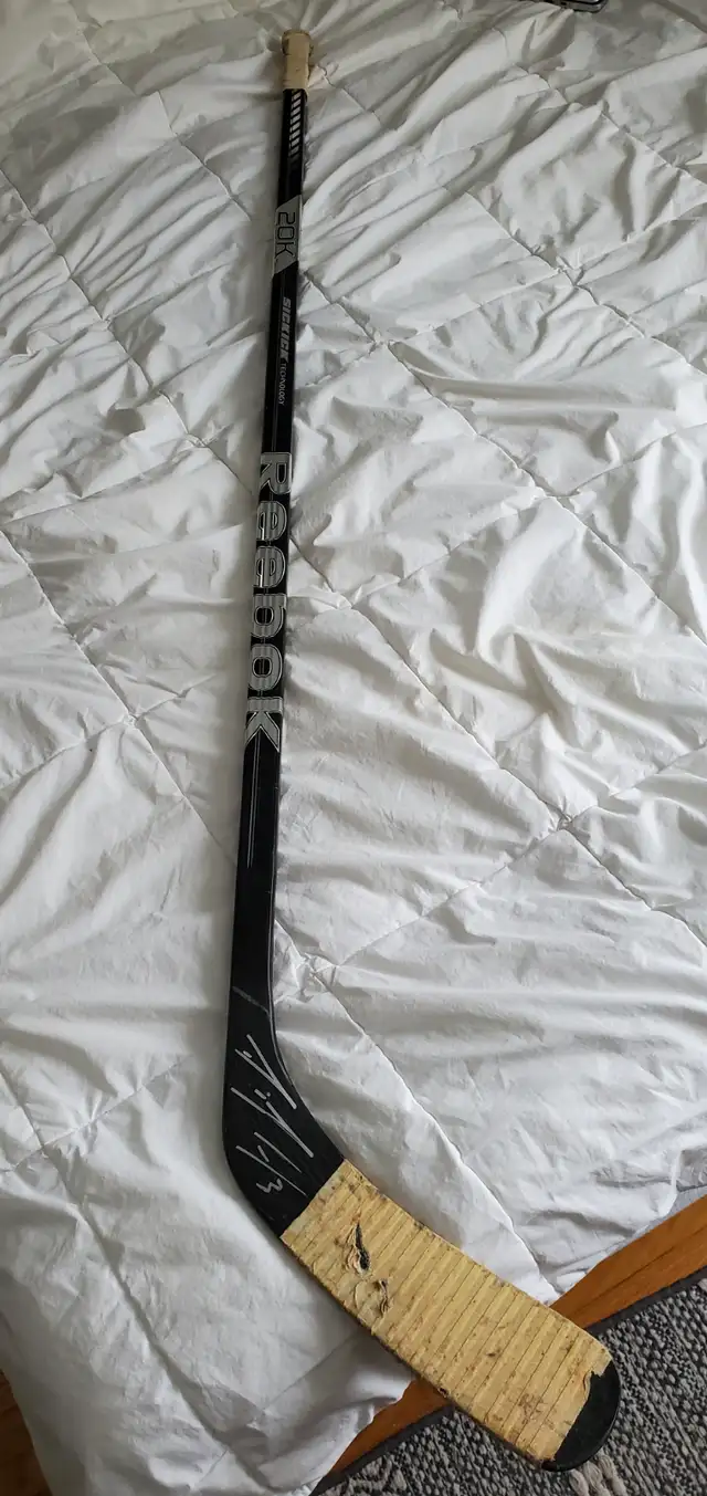 Game used signed Dion Phaneuf Reebok 20k hockey stick 200$ in Hockey in City of Toronto - Image 4