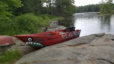 Upper Harris Lake part of the Magnetawan River. Private, tall pines, flat lot with over 400 ft of la...