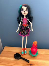 Monster High Doll - Skelita Art Class