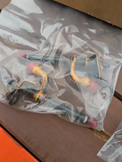 6 pencil injectors for 225 John Deere. May fit other engines. They were all replaced because of a su...