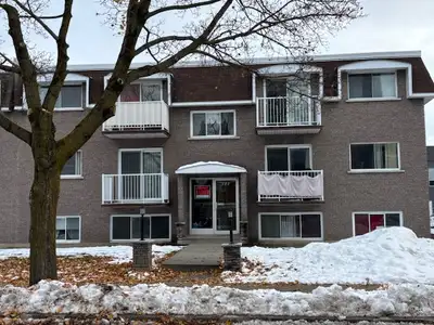 Appartement au 1er étage situé tout près des services (Hôpital, CLSC et Galeries Saint-Hyacinthe). L...