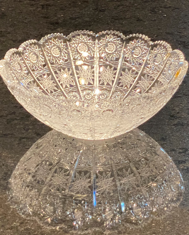 Antique 1900s Brilliant Cut Glass serving bowl in Arts & Collectibles in Chatham-Kent - Image 2