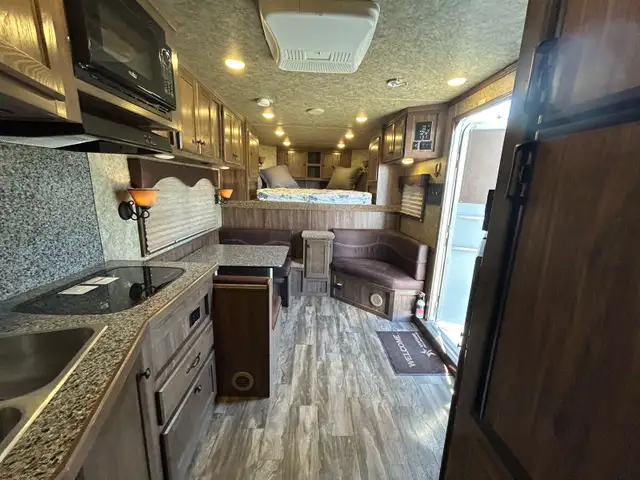 Living quarters horse trailer  in Equestrian & Livestock Accessories in Vanderhoof - Image 7