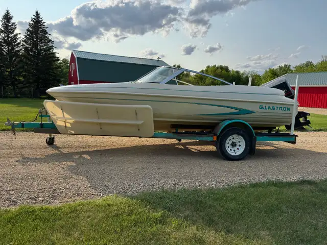 1995 Glastron 17’ Fish/Ski  in Powerboats & Motorboats in Saskatoon - Image 3