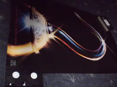 I do not ship. Perfect condition. Never used. I openned it just to take pictures for Kijiji. 27 inch...