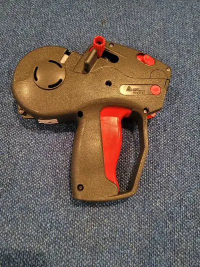 Avery Monarch 1131 Pricing gun with one roll of pricing labels