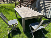 Table et chaises de jardin à vendre. 