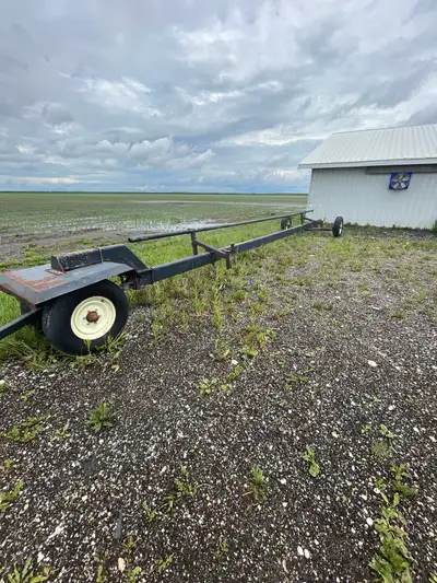 This is a sturdy, pre-owned header trailer perfect for safely transporting your combine headers acro...