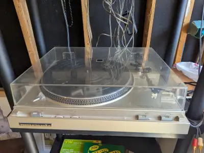 Turntable tt2200. Receiver sr440. Bowmanville. Prefer to sell together as a set. Some scratching on...